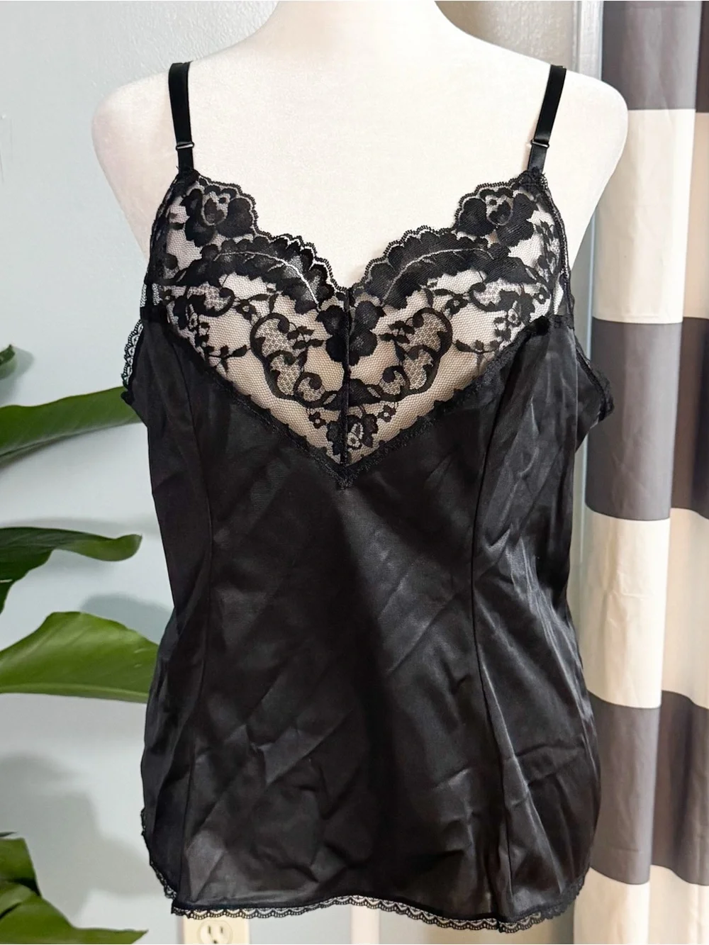 Vintage Vassarette Black Lace Camisole XL 44 Plus Size Lingerie Top - Picture 2 of 10